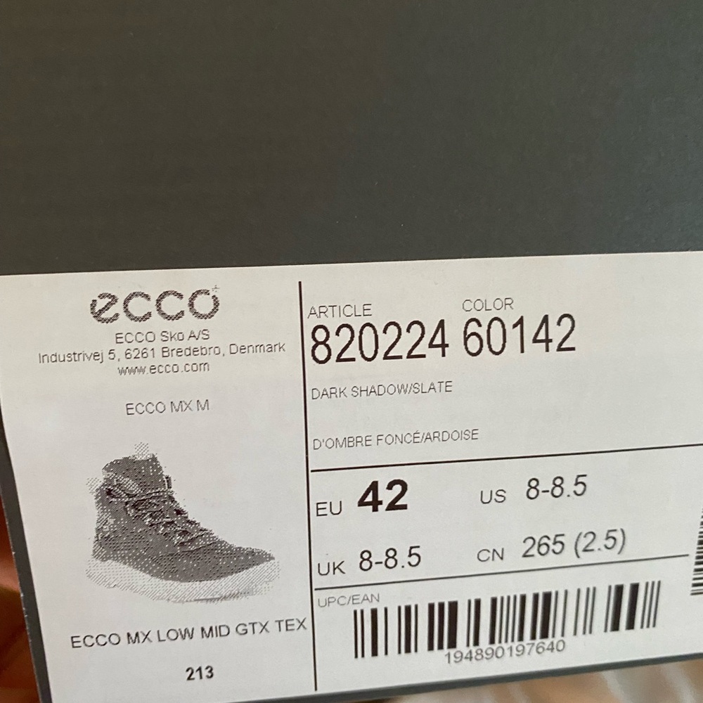 Ecco Boots mismatched size- brand new in box